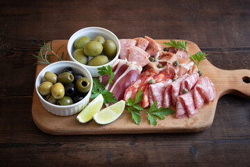 ハムやサラミのプレート2