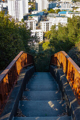 山の階段と街並み