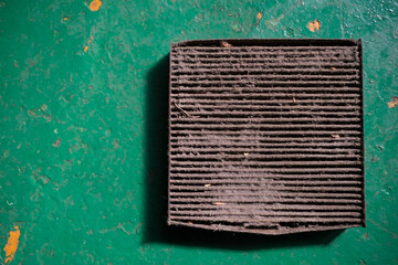 埃で詰まったエアコンフィルター