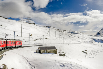 Bernina, Lago Bianco, Alpen, Graubünden, Winter, Schneedecke, Bernina-Express, Berninapass, Zugfahrt, Wintersport, Eis, Stausee, Schweiz