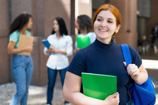 Lachende Studentin geht zur Universit&auml;t