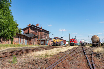 Fototapeta na wymiar abgestellte Lokomotiven am Bahnhof
