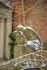 Schneebedeckte Statue einer trauernden Frau auf dem 