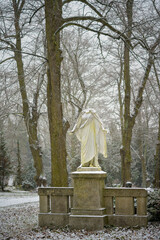 Schneebedeckte Statue einer Frau ohne Kopf auf dem 
