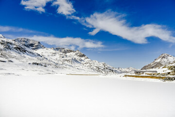 Bernina, Lago Bianco, Alpen, Graubünden, Winter, Schneedecke, Bernina-Express, Berninapass, Zugfahrt, Zugreise, Wintersport, Eis, Stausee, Schweiz