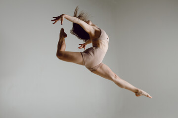 Obraz na płótnie Canvas Young woman dancer dancing high heels dance jumping leg-split