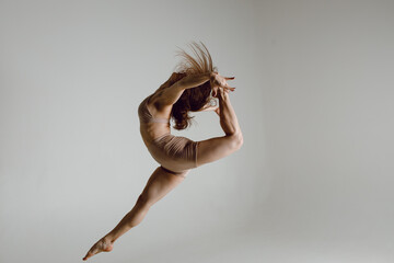 Young woman dancer dancing high heels dance jumping leg-split