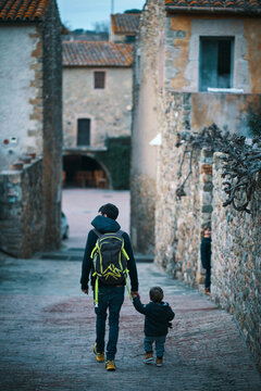 Padre E Hijo Paseando Por Un Pueblo Pequeño 