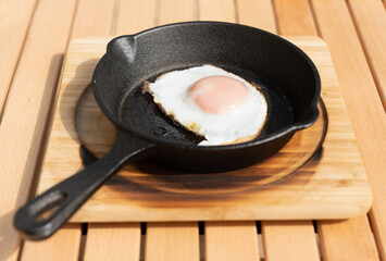 キャンプでスキレットを使った目玉焼き