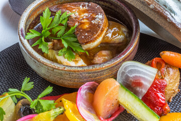 Canard du Périgord surmonté d’une tranche de foie gras