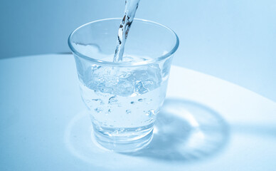 グラスに水を注ぐ