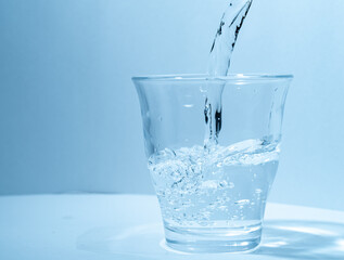 グラスに水を注ぐ