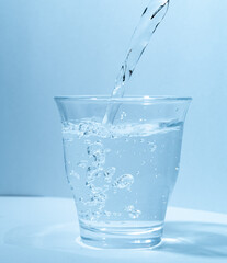 グラスに水を注ぐ