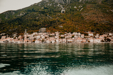 Piękny widok z morza na brzeg. Letni dzień Czarnogóry. View from the boat - obrazy, fototapety, plakaty