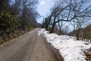 石川県金沢市にある医王山、白兀山を雪山登山している風景 Scenery of snow climbing Mt. Iozen and Mt. Shirahage in Kanazawa City, Ishikawa Prefecture, Japan.