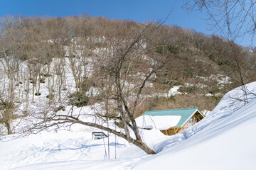 石川県金沢市にある医王山、白兀山を雪山登山している風景 Scenery of snow climbing Mt. Iozen and Mt. Shirahage in Kanazawa City, Ishikawa Prefecture, Japan.