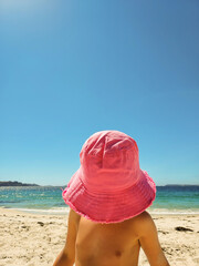 niña con sombrero en la playa