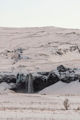 Fototapeta premium imagen detalle montaña nevada con una cascada y el cielo azul