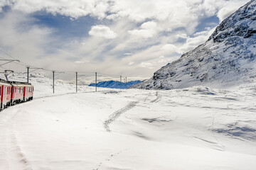 Bernina, Lago Bianco, Alpen, Graubünden, Winter, Schneedecke, Bernina-Express, Berninapass, Zugfahrt, Wintersport, Eis, Stausee, Schweiz
