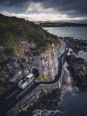 Causeway costal route, la affascinante strada costiera che percorre gran parte dell'Irlanda del nord e in questo tratto si passa dal Black Arch, una piccola galleria scavata nella scogliera.