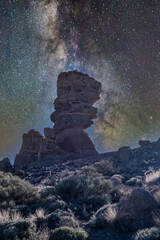 Felsformation im Teide- Nationalpark auf Teneriffa die Caldera nach der blauen Stunde
