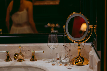 엔틱하고 고풍스러운 분위기의 화장실 거울