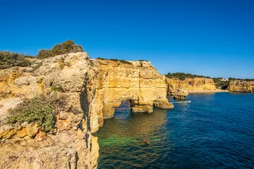 Crédence de cuisine en verre imprimé Plage de Marinha, Algarve, Portugal Beautiful cliffs and rock formations at Marinha Beach in Algarve, Portugal