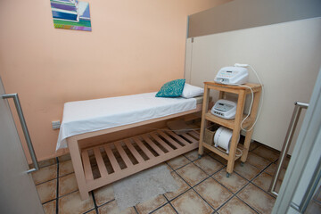 sesión de fisioterapia con aparatos y electrodos 