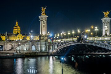 Fototapeta na wymiar Pont Alexandre III, colonne et palais Bourbon