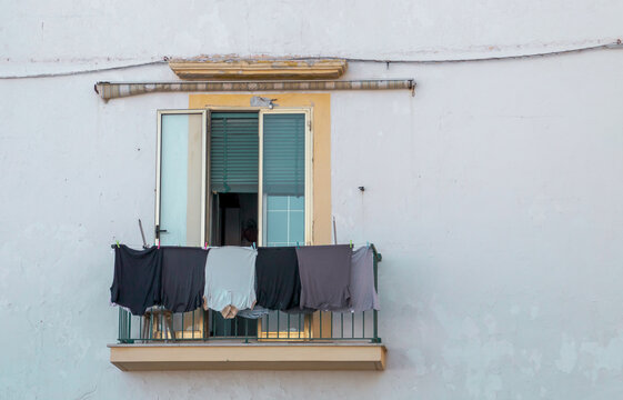Ropa tendida en la ventana de una casa de Gallipoli, Italia. Ropa sec&aacute;ndose al sol en el tendedero t&iacute;pico del sur de Italia.
