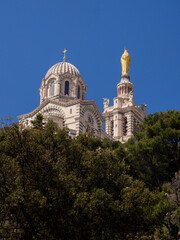 Basilique Notre-Dame-de-la-Garde &agrave; Marseille et v&eacute;g&eacute;tation