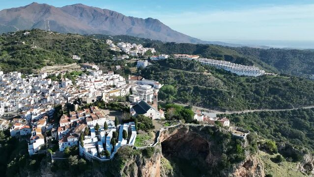 vista del bonito municipio de Casares en la provincia de M&aacute;laga, Andaluc&iacute;a