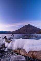 中禅寺湖の飛沫氷と男体山
