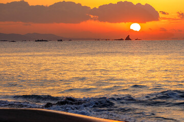 日出の烏帽子岩