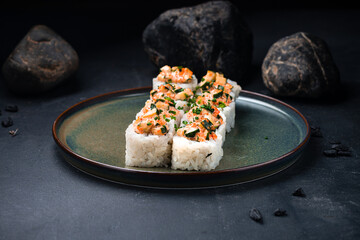 Fresh rolls set with shrimp, Philadelphia cheese, romaine, cucumber, tobiko caviar, herbs and spicy sauce.