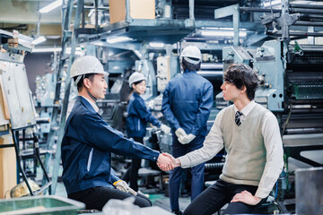 Fototapeta na wymiar 工場で採用面接を受ける男子学生