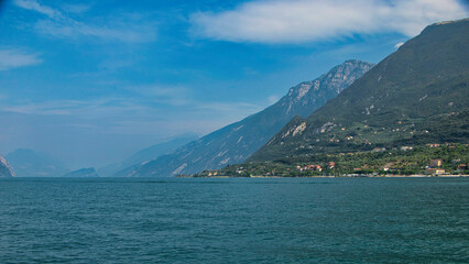 Fototapeta premium Blick auf Berghänge und Küstenlinie am Gardasse in Italien