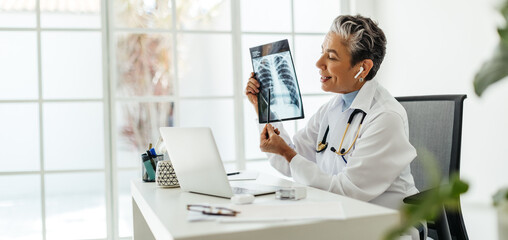 Remote diagnosis: Doctor explaining an x ray image in a virtual consultation