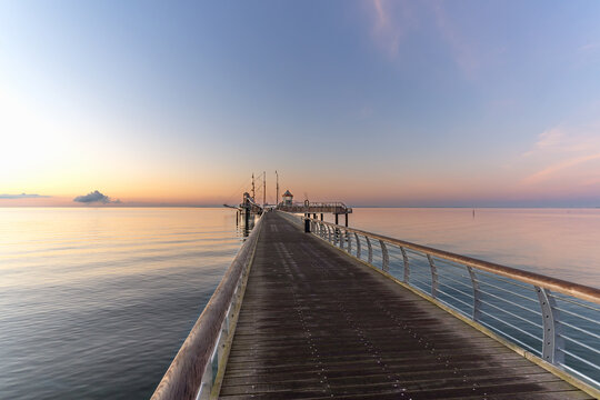 Die Seebr&uuml;cke im Ostseebad Gr&ouml;mitz bei Sonnenaufgang, Schleswig-Holstein