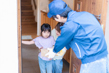 プレゼントの宅配便を受け取る小さな女の子