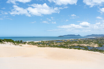 Fototapeta na wymiar Paisaje de las Dunas y de la playa Joaquina en la Isla de Florianópolis en Brasil. 