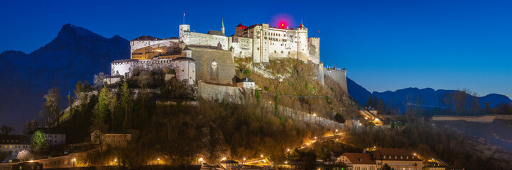 Fototapeta premium Festung Hohensalzburg in Salzburg am Abend - Panorama