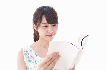 読書をする若い女性