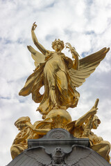 Victoria Memorial Statue in London England - obrazy, fototapety, plakaty