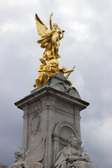 Fototapeta na wymiar Victoria Memorial Statue in London England