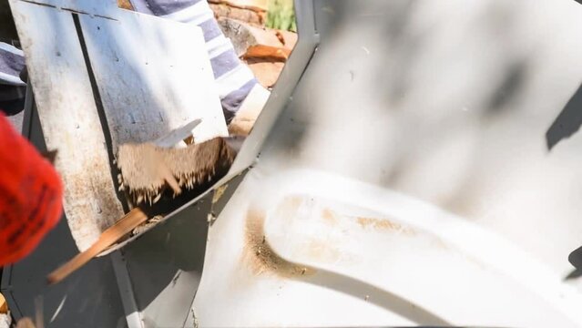Filmmaterial einer Nahaufnahme einer Kreiss&auml;ge mit Holzscheite f&uuml;r Holzschneiden, Deutschland