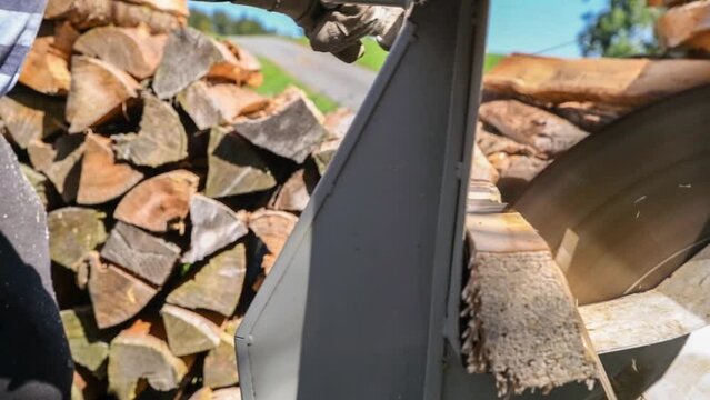 Filmmaterial einer Nahaufnahme einer Kreiss&auml;ge mit Holzscheite f&uuml;r Holzschneiden, Deutschland