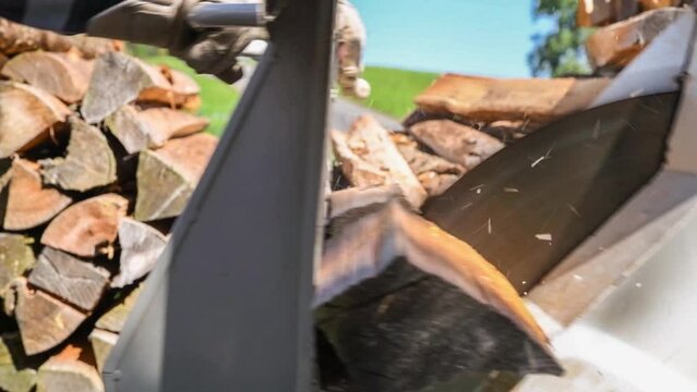 Filmmaterial einer Nahaufnahme einer Kreiss&auml;ge mit Holzscheite f&uuml;r Holzschneiden, Deutschland