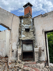 

tse buv velykyy budynok. a tse yikh kamin
 it was a big house. and this is their fireplace