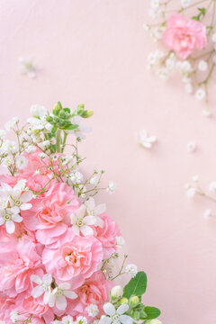 カーネーションと白い花のフラワーフレーム